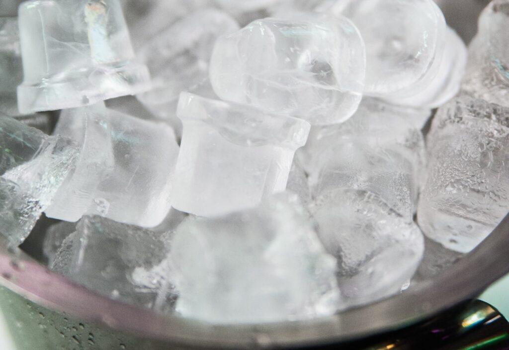 Nærbilde av isbiter i en skål. Vi har funnet isbitmaskinene som er kåret til best i test.