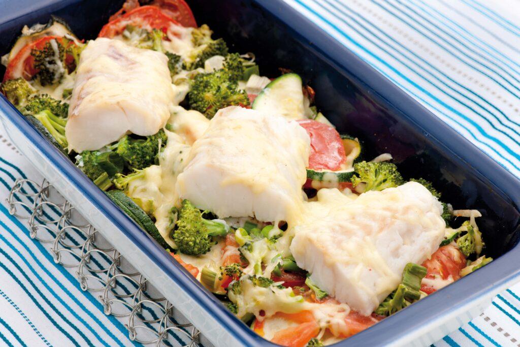 Oppskrift torsk: Bilde av ovnsbakt torsk i form med grønnsaker og ost.