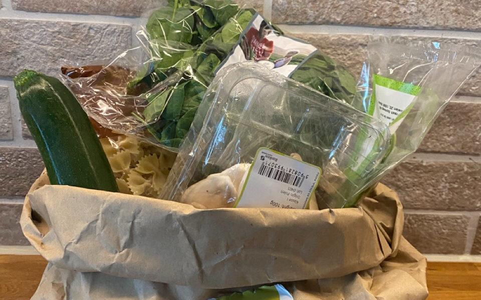 Bilde av matkasse fra Hello Fresh full av friske ingredienser og produkter som spinat, squash, pasta, urter og sopp