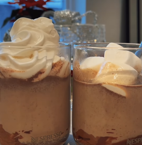 Bilde av to kopper varm sjokolade med Marshmallow og krem. Oppskriften får du her!