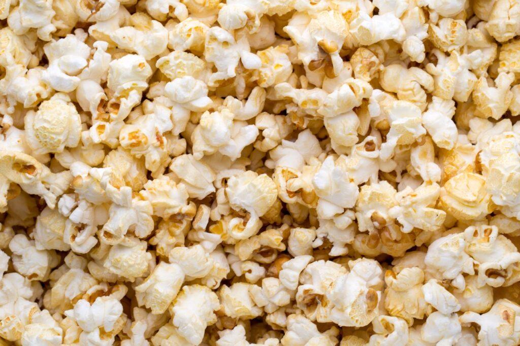 Bilde av poppet popcorn, i denne artikkelne stilles det spørsmål ved om den sunne snacksen popcorn er sunnere enn grønnsaker, frukt og havregryn.