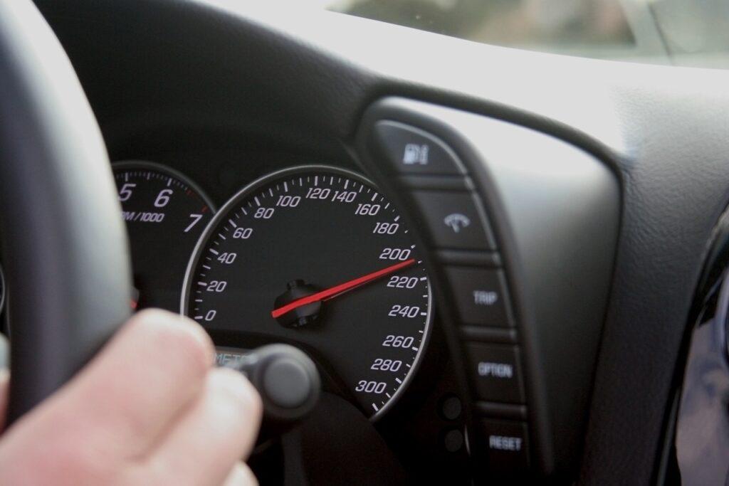 Nærbilde av speedometer i en bil hvor nålen viser over 200 km/t. Disse trafikkreglene bryter flest sjåfører.