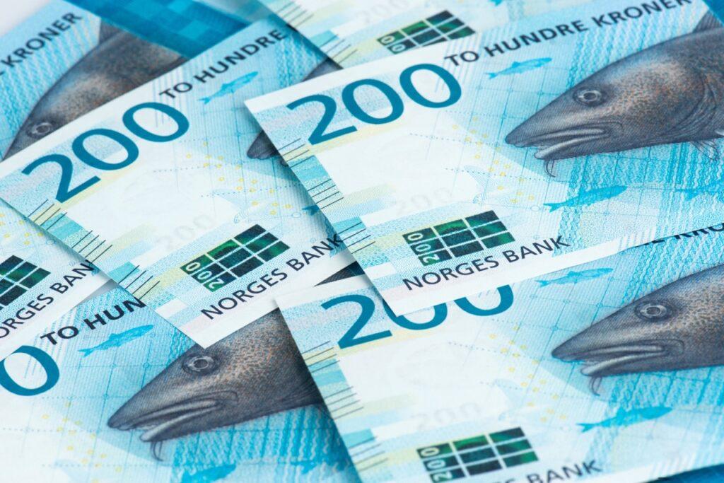 Bilde av norske penger, 200-lapper. Vi avslører hvorfor det ikke er godt nytt å få igjen på skatten fra 2023, samt når skattemeldingen kommer og fristen for å levere skattemeldingen i 2024.