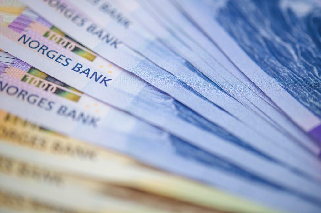 Bilde av norske pengesedler: mange femhundrelapper og tusenlapper.