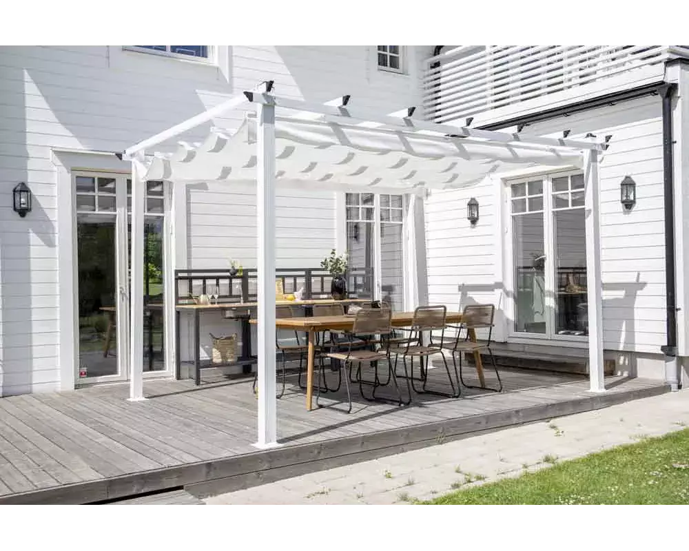 Bilde av en hvit pergola med duk utenfor på terrassen til hvitt hus.