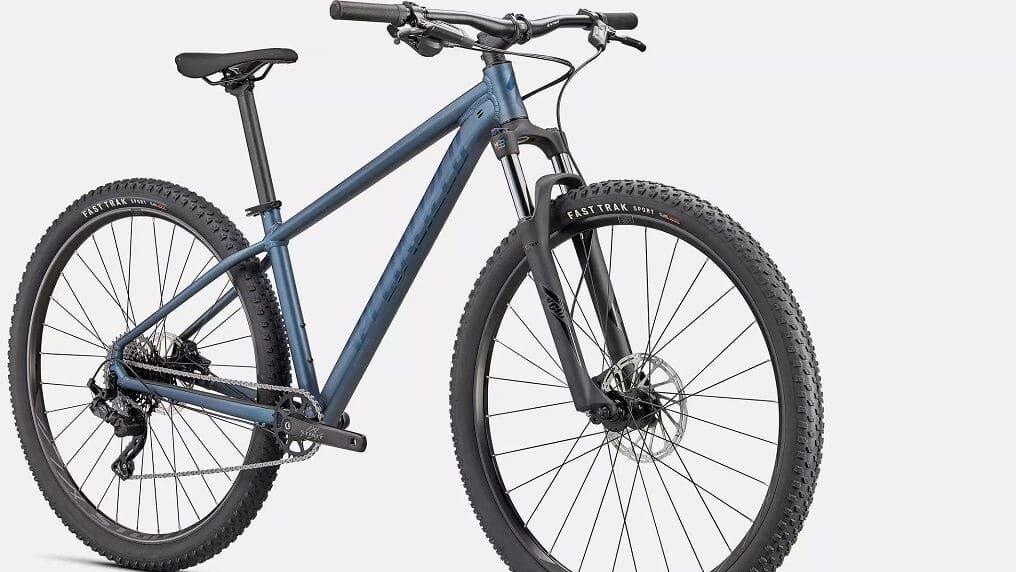blå billig sykkel til under 10 000 kroner. sykkelen har 24 gir og er av typen terreng.