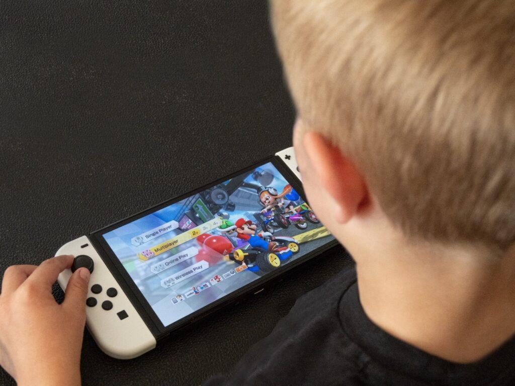 Nintendo Switch, hvilken er best? Gutt spiller Mario Kart på Switch