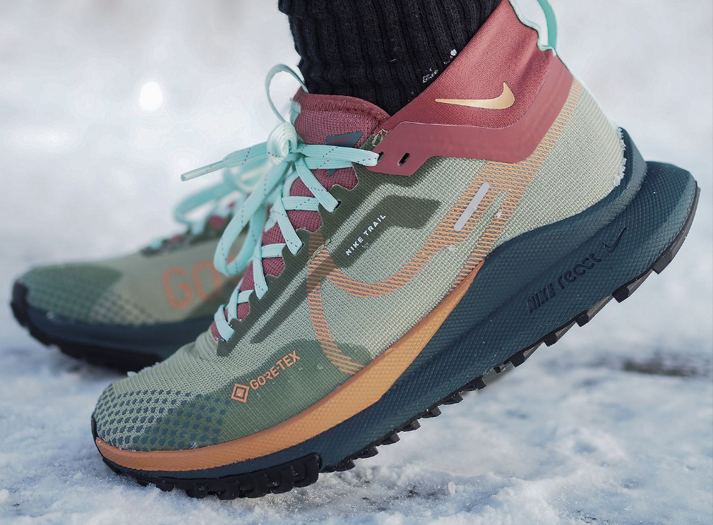 Bilde av GORE-TEX-sko ute i naturen på snø. Vi har funnet fremtestvinnerne og avslører hvilke gore-tex-sko som er kåret til best i test i 2023. Vinnerne er fra merker som Hoka, Salomon, Nike, Alfa og Merrell.