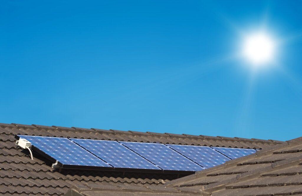 Solcellepanel tak: Illustrasjonsbilde av solceller montert på et tak. Vi svarer på alt du trenger å vite, som hvordan montere solcellepanel? Er solcellepanel lønnsomt? og, hvorfor velge solcellepanel?