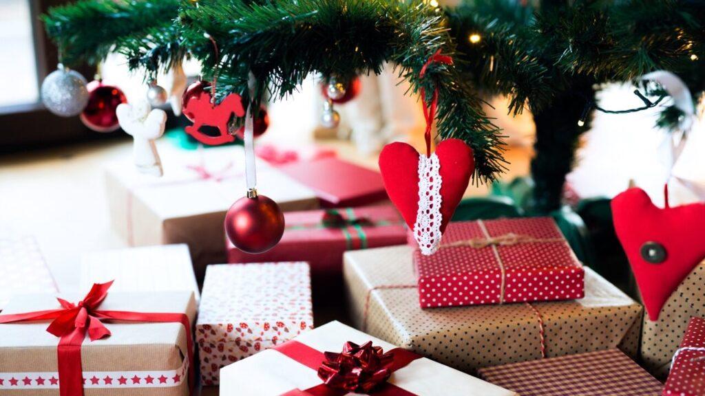 Julegavetips: Pent innpakkede julegaver under et pyntet tre.