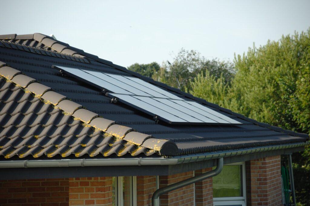 Solcellepanel tak: Bilde av solceller på hustak. Er solcellepanle søknadspliktig? Vi forklarer!