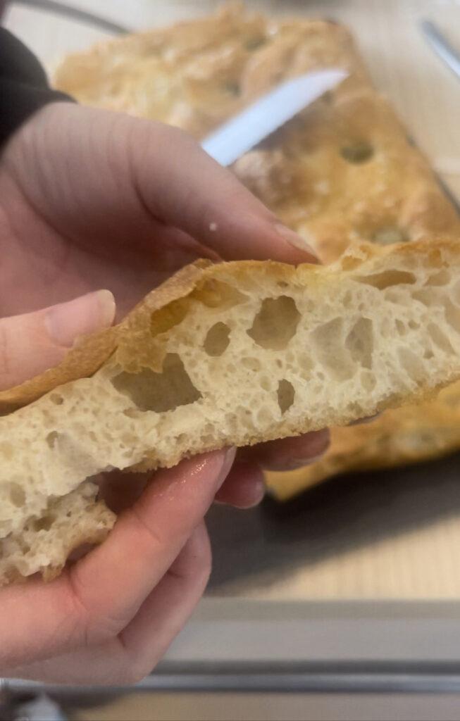 Bilde av sprø, saftig og eltefri focaccia med oliven. Vi deler oppskrift på den smakfulle gjerbaksten.