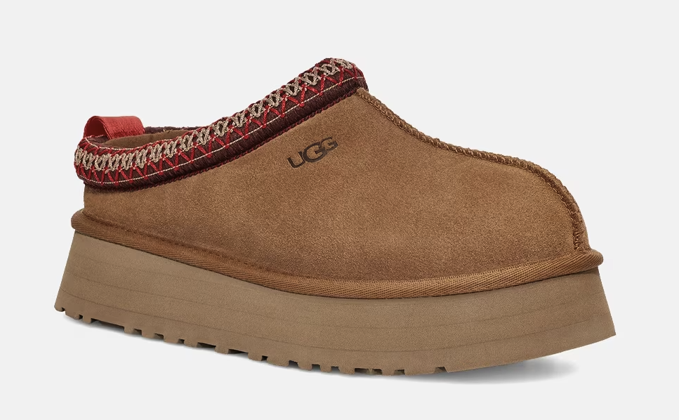 Bilde av trendskoen UGG Tasman som flyr ut av nettbutikkene. Og er superpopulær til dame og herre. På bildet er en beige sko med lammeskinn som er foret med ull.