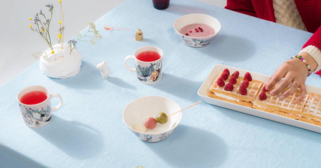 Mummi vinterkolleksjon 2023: Bilde av mummikopp og skål på et bord. Her får du kjøpt de populære koppene med design fra Tove Slotte.