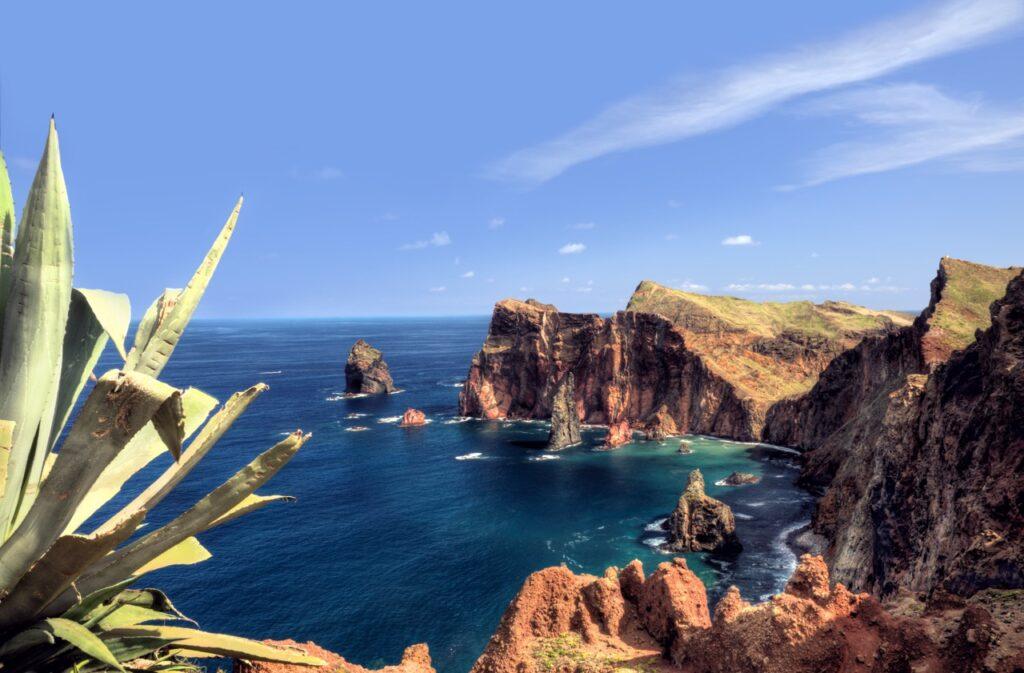 Bilde av bratte klipper langs kysten på Madeira i Portugal. Vi har samlet restplasser til Madeira slik at du enkelt kan finne billig reise til dette fantastiske reisemålet.