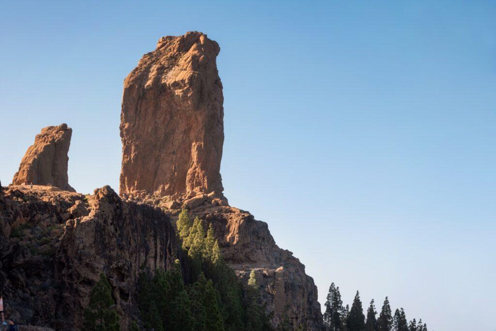 Roque Nublo - På bildet ser du en stor stein som står oppreist på toppen av fjellet med blå himmel i bakgrunnen. Her får du en guide til Kanariøya fra noen som har bodd der i mange år og som skriver for Canariajournalen.