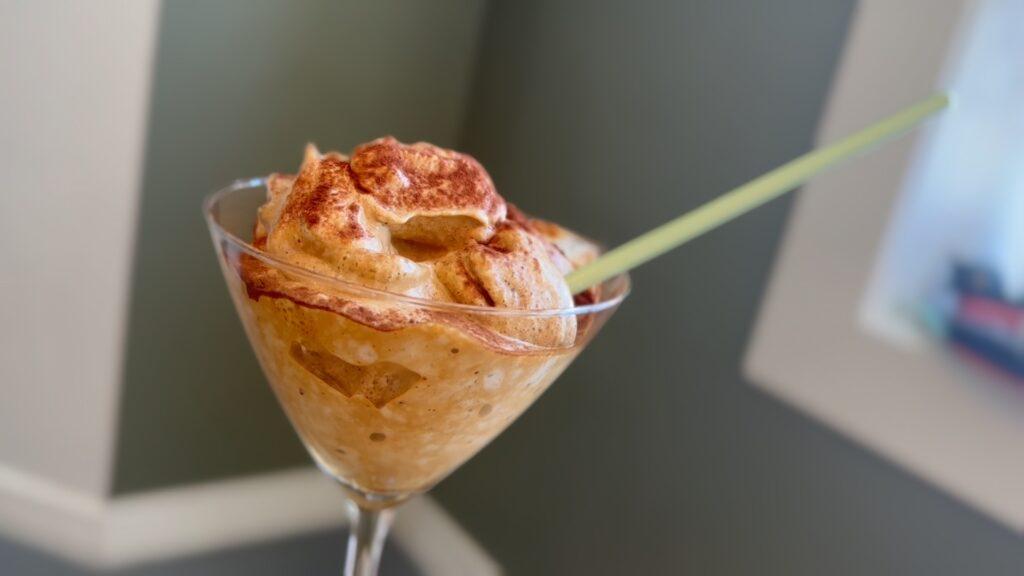 Cocktailglass med kaffeskum-dessert oppi. Vi gir deg oppskriften på denne smakfulle desserten.