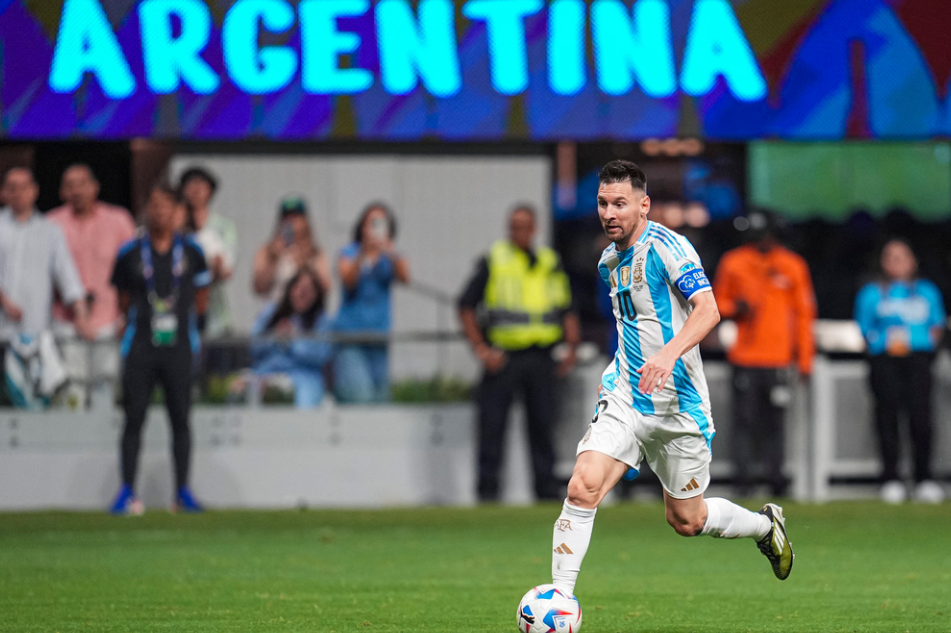 Jun 20, 2024; Atlanta, GA, USA; Argentina forward Lionel Messi (10) runs with the ball during the second half at Mercedez-Benz Stadium