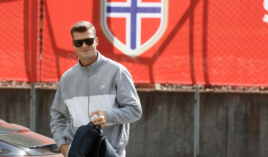 Alexander Sørloth på vei til trening i forkant av privatlandskampene mot Kosovo og Danmark.