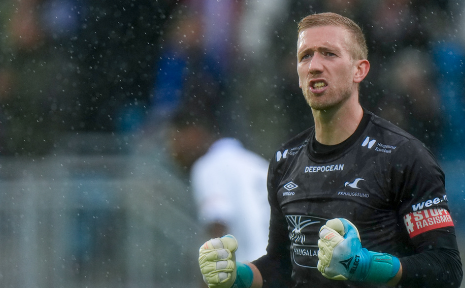 Haugesund 20240825. Haugesunds keeper Egil Selvik jubler etter kampslutt. Eliteseriekampen i fotball mellom FK Haugesund og Fredrikstad på Haugesund Sparebank Arena