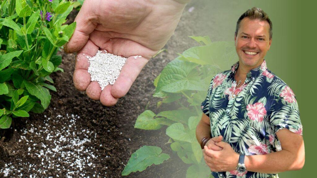 Bildet viser en hånd som drysser hvit gjødsel på mørk jord ved siden av frodige grønne planter, noe som indikerer en hage i vekst. Til høyre ser vi en smilende Espen Skarphagen kledd i en fargerik skjorte med blomstertrykk. Bakgrunnen er delvis uskarp med grønne planter i fokus, noe som gir en følelse av hagearbeid og vekst.