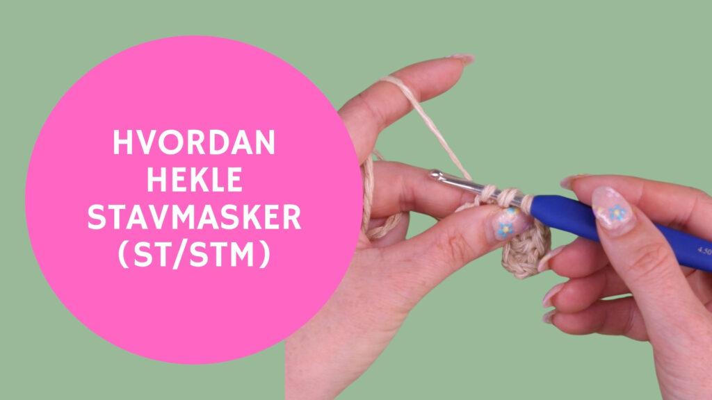 En heklekrok lager stavmasker med beige garn, mens hånden styrer garnet og heklekroken. Teksten i rosa sirkelen sier "Hvordan hekle stavmasker (ST/STM)".