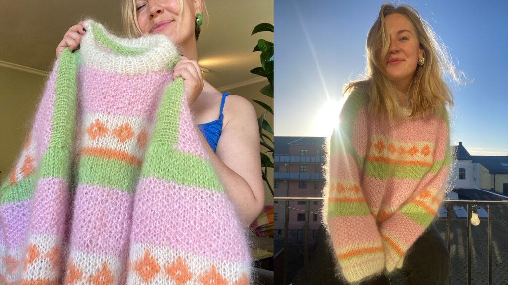 Bildet er en kollasj med to bilder av en hjemmestrikket Candy Sweater fra VildKnitwear. Til venstre holder en smilende kvinne opp genseren, som har et mykt, loddent uttrykk med brede striper i rosa, grønt, hvitt og oransje. Hun er iført en blå topp og grønne øredobber. I bakgrunnen skimtes en plante og en lys stue. Til høyre har hun på seg genseren og sitter utendørs i solen med vinden i håret. Bak henne sees en blå himmel, bygninger og en balkong med lyspærer.