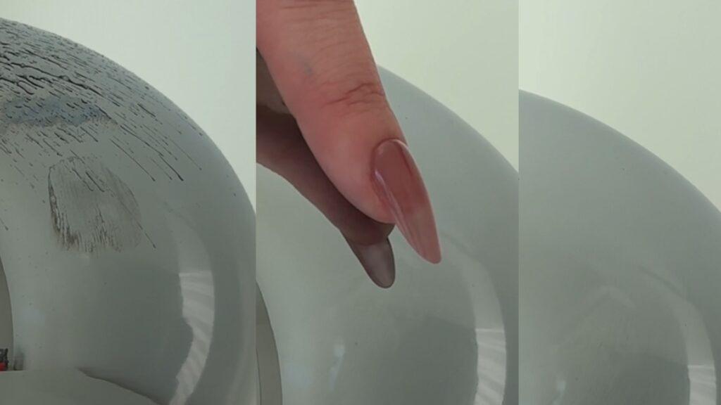 Nærbilde av en blank overflate med tydelige fingeravtrykk, som deretter sprayes og tørkes ren med hjemmelaget rengjøringsspray laget av glansemiddel, eddik og vann. Etterpå fremstår overflaten helt blank og fri for skjolder.