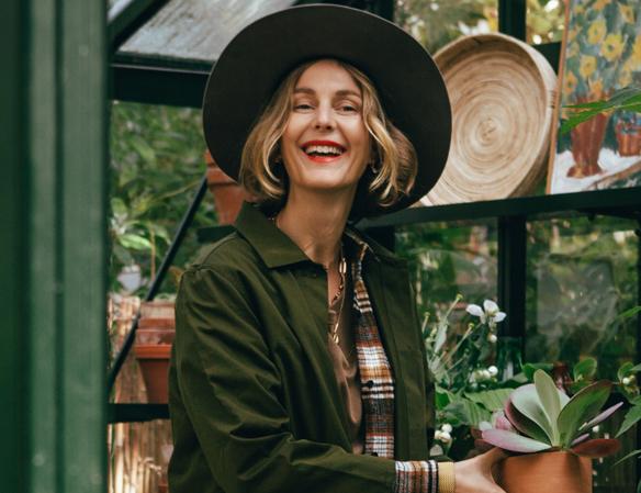 Tid for hage, malin persson i drivhus smilende med hatt