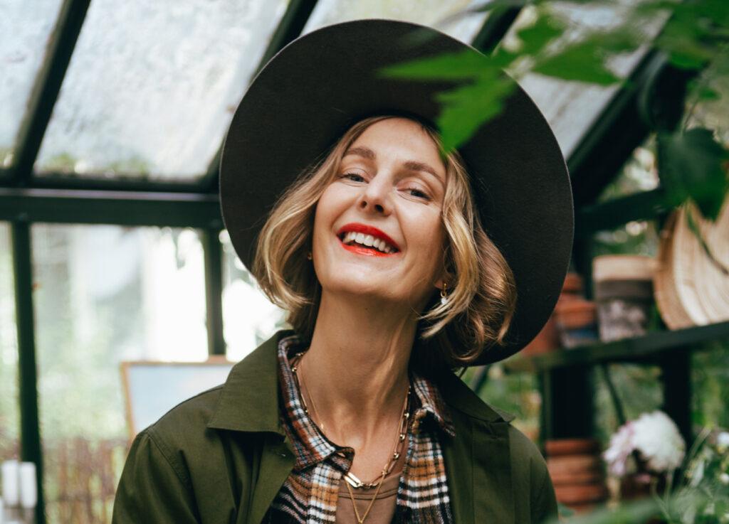 Malin Persson fra tid for hage i drivhus med hatt