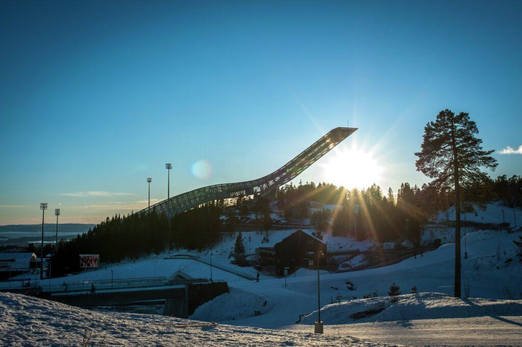 Bilde av hoppbakken på Holmenkollen, som kanskje har Norges beste utsikt over oslo pg Oslofjorden? Her finner du også skimuseeut i Holmenkollen.