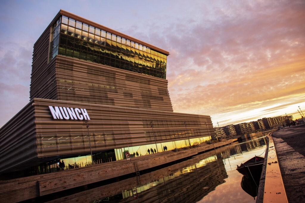 Munchmuseet, det populære museet for samtidskunst i Oslo, i solnedgang. 