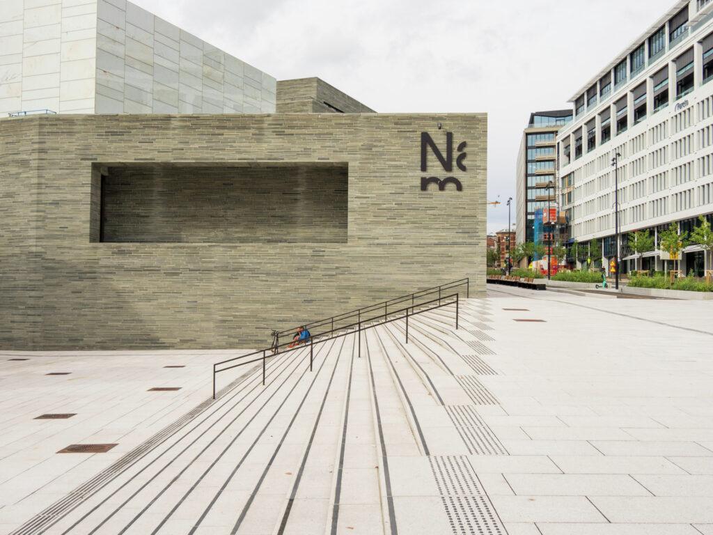 Nyåpnede nasjonalmuseet på Aker Brygge i Oslo er Nordens største kunstmuseum med sine mange kunstverk. Her avbildet en gråværsdag.