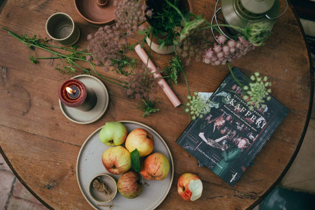 Malin Persson fra tid for hage gir sine beste tips for en vedlikeholdsfri hage bilde av bord med epler og bok 