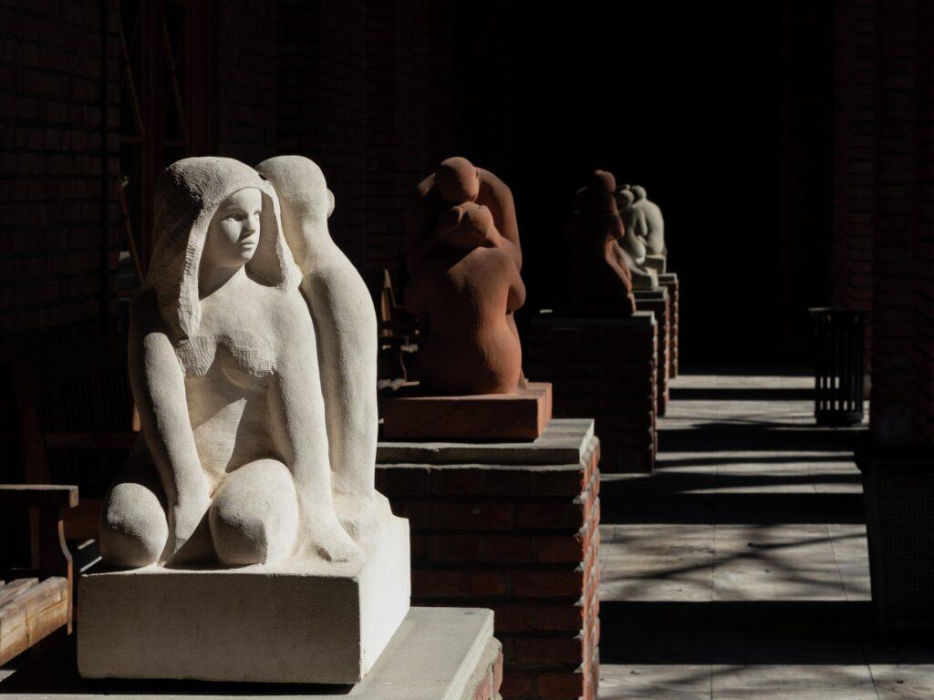 Bilde av skulpturer på Vigelandsmuseet, hvor du finner utskiftende utstillinger av samtidskunst. 