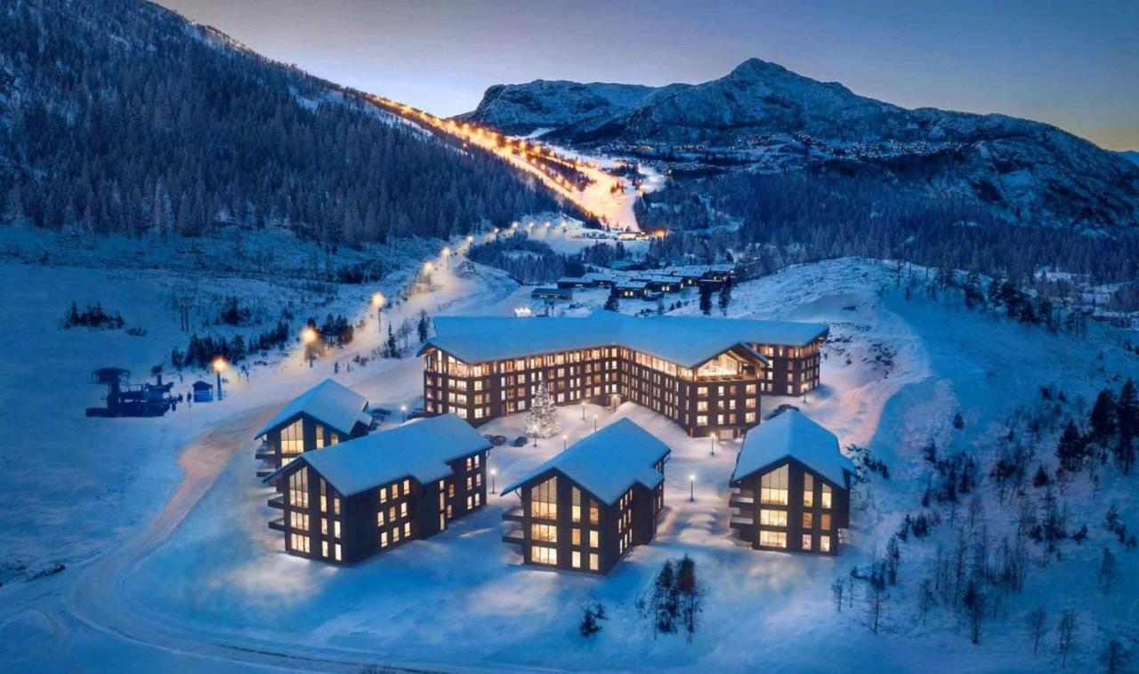 Fyri Resort i Hemsedal er et av de mest populære reisemålene i Norge. . Eksteriørbilde i blåtimen.