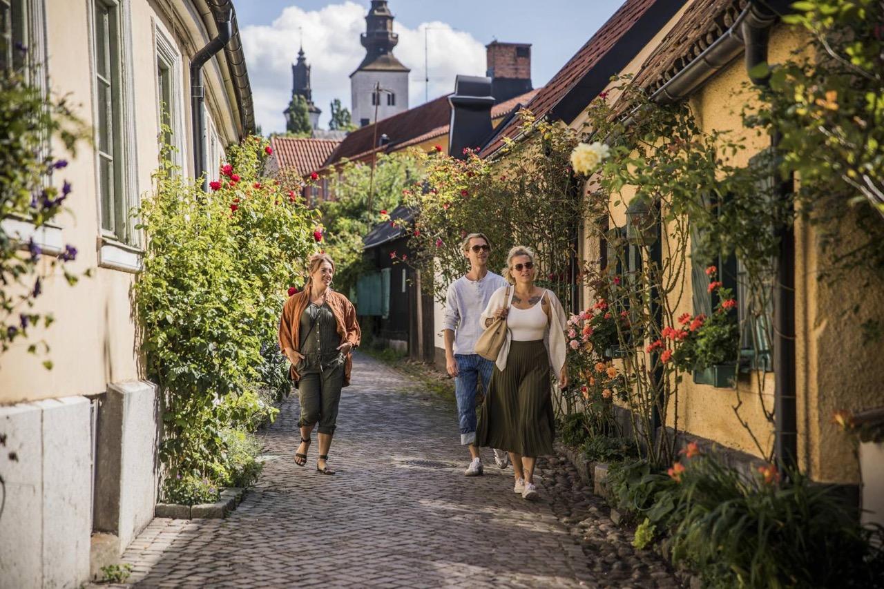 Gotland er sveriges nest største øy og har i mange hundre år fungert som feriested til sommergalde svensker.