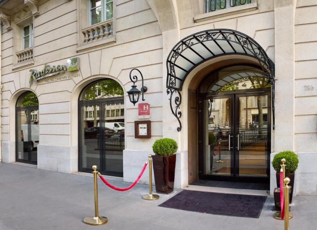 Bo i ærverdige lokaler i det som en gang var Louis Vuittons hovedkontor. Radisson Champs Elysees er en fryd.