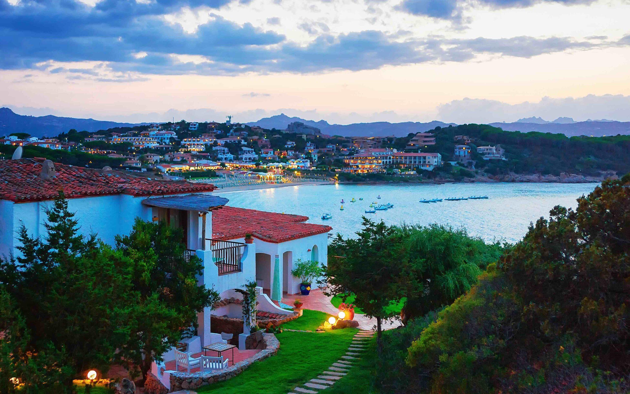 Nyt vakre utsikter, deilige strender og flotte hoteller på Sardinia i Italia.