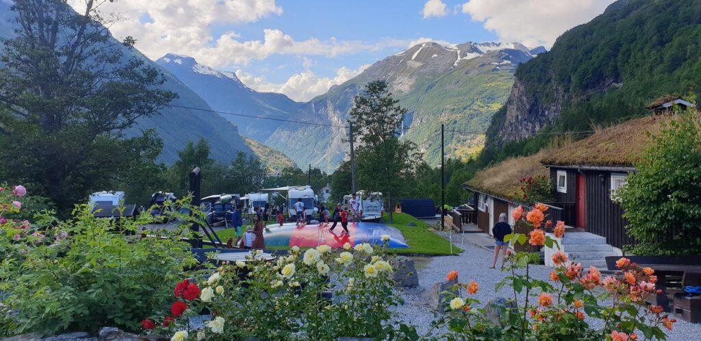 Vinje camping ligger midt blant fosser og fjell i vakre Hardanger. Campingplassen ligger ca 1,5 kilometer unna Geiranger sentrum og den vakre Hardangerfjorden