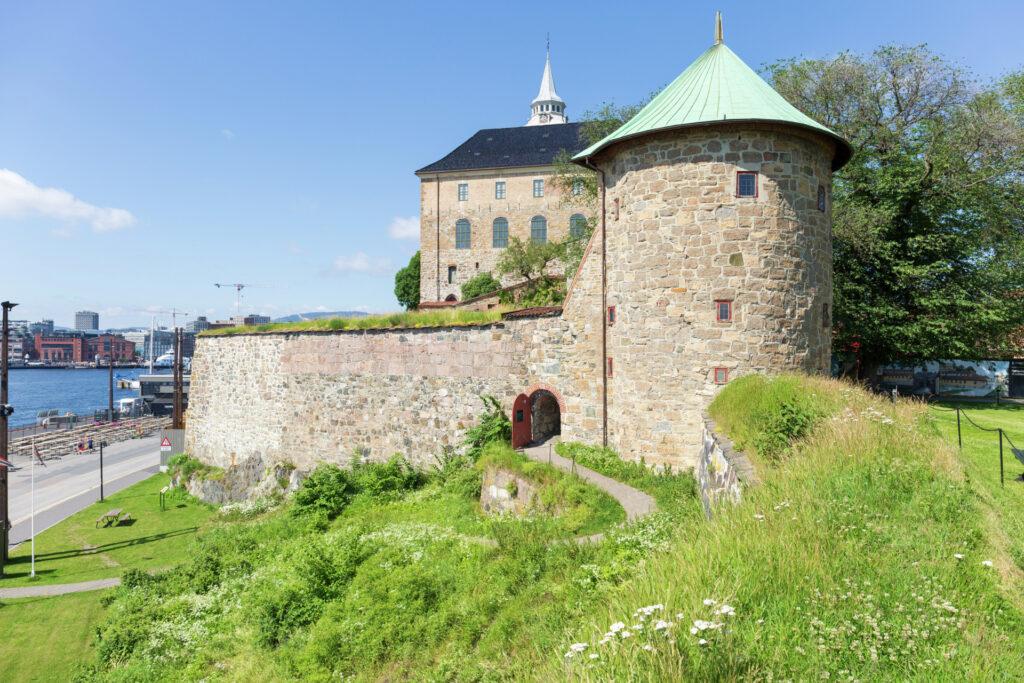 Akershus Festning har også gratis arrangement for dem som drar til Oslo, og ikke vil bruke for mye penger på museum. Bilde av bygg på festningen ned mot fjorden.