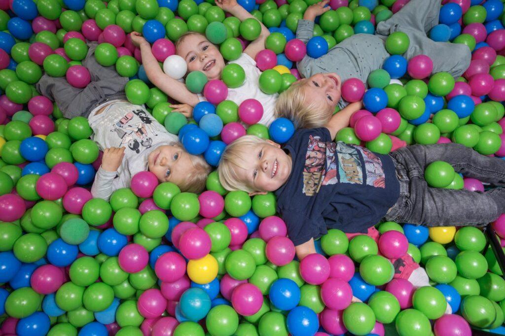 Barn blant fargerike baller i ballbinge på Leo's Lekland utenfor Oslo.