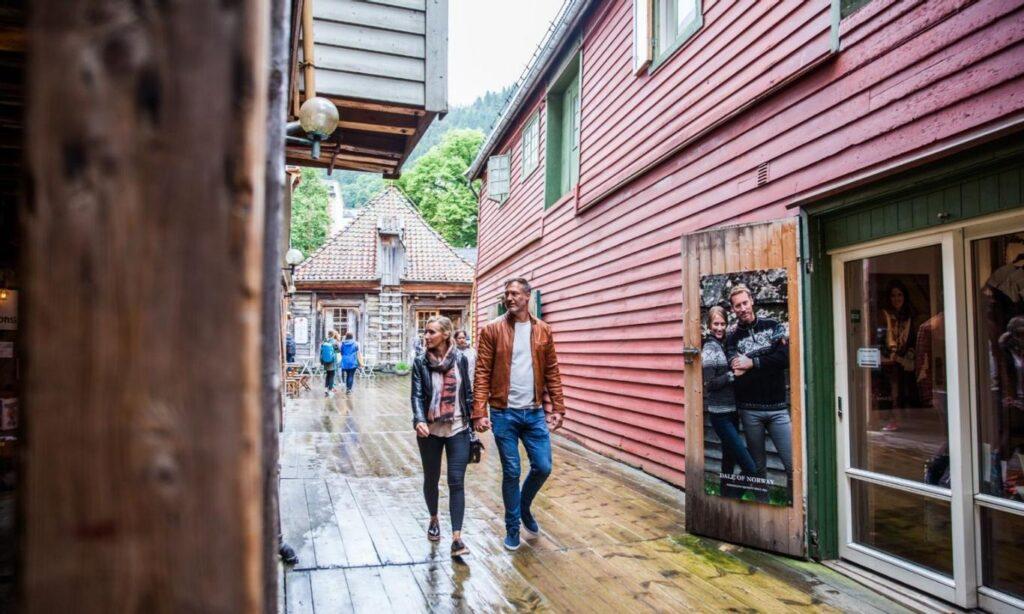 Bilde av par i smug på bryggen i Bergen.