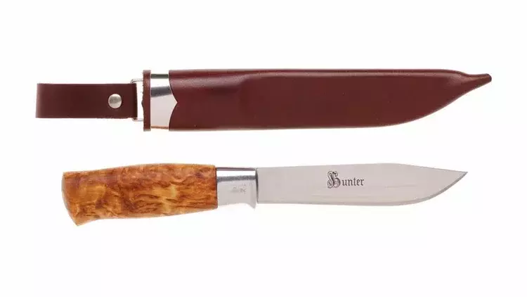 En kniv er lurt å ha på lur på skogtur. Dette blir muligens noe av turutstyret som blir mest brukt - bruk den til å spikke pølsepinner eller ordne opptenningsved til bålet.