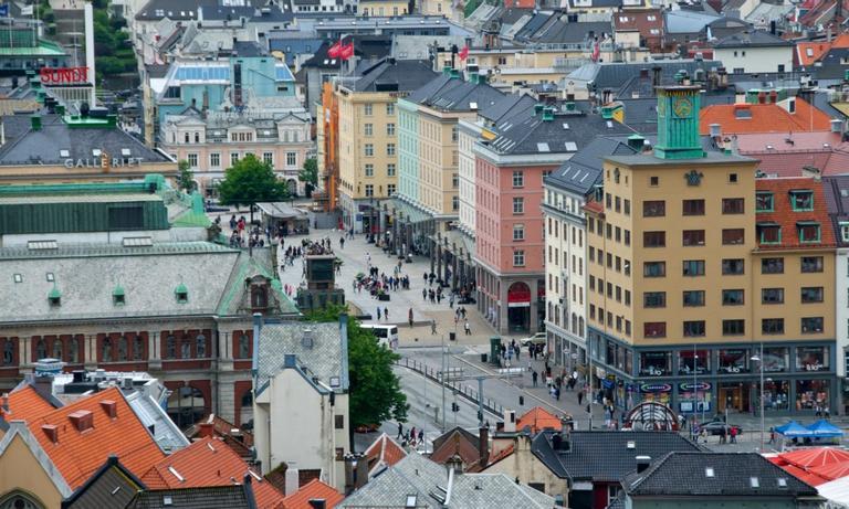 Bilde av Torgallmenningen i Bergen sentrum, midt blant byens beste shoppingmuligheter.