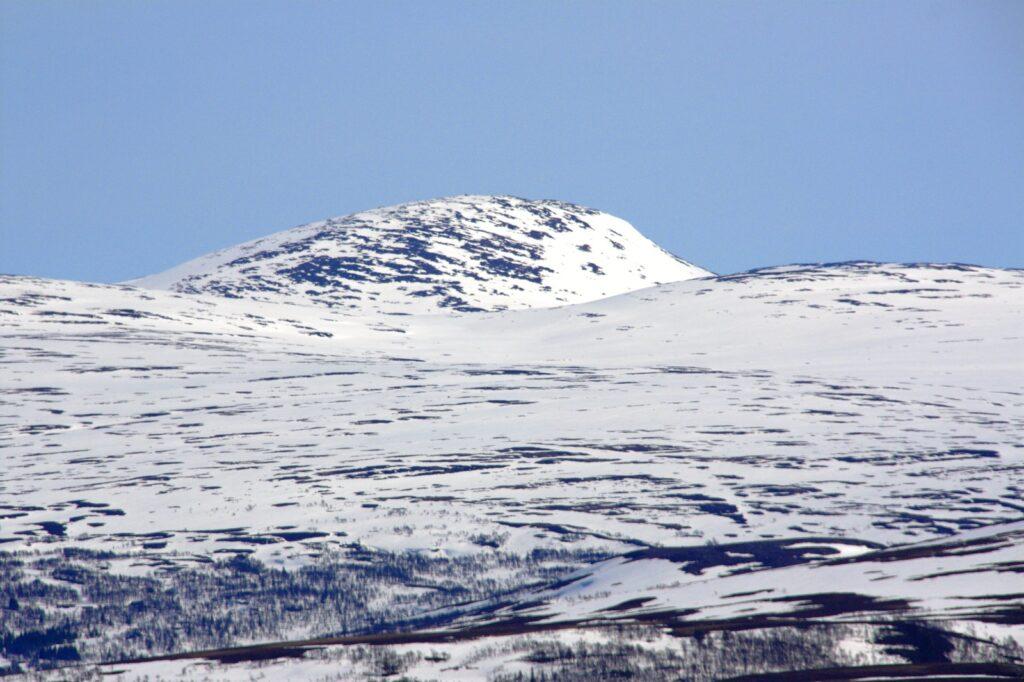 Bilde av en snødekt Storskarven, en fjelltopp i Skarven og Rotdalen nasjonalpark, og et grensepunkt mellom Stjørdal, Meråker og Selbu kommune. En av våre anbefalte fjellturer, utenfor Trondheim. 
