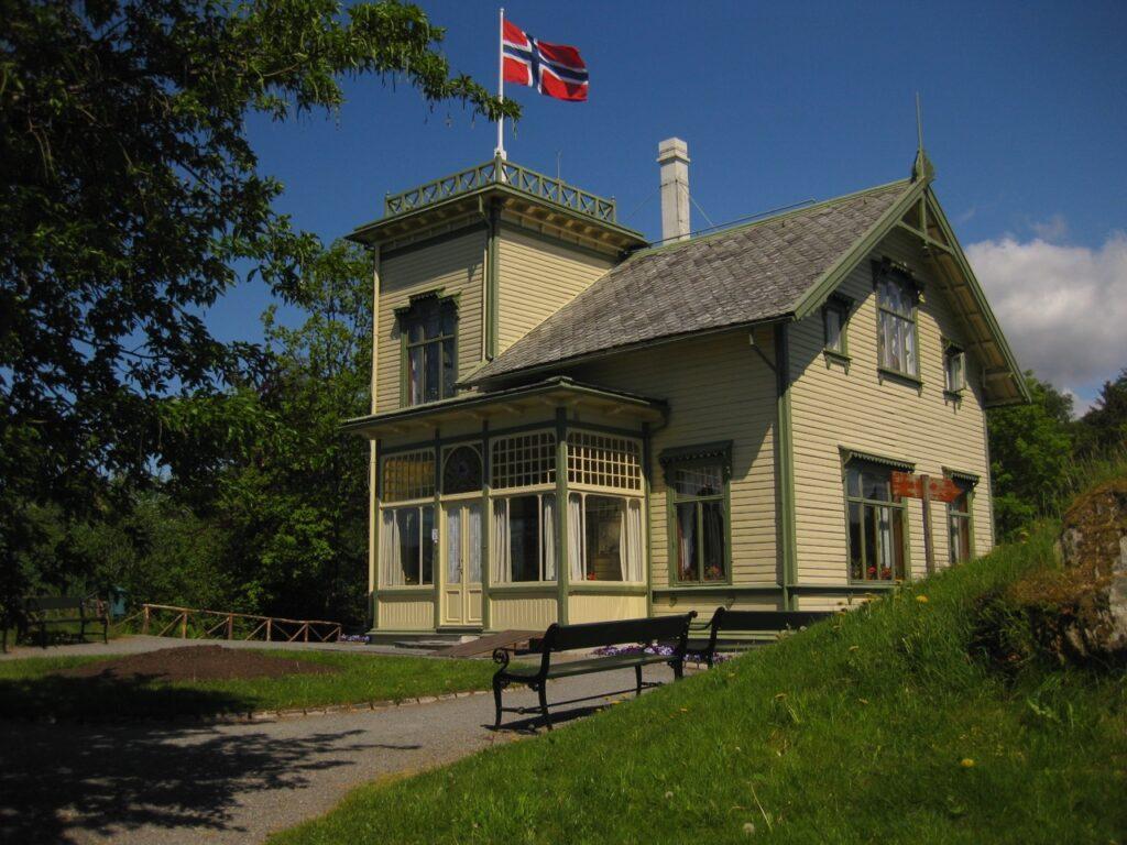 Bilde av Troldhaugen, hjemmet til Edvard Grieg fra april 1885 til han døde i 1907. Bilde av huset en solskinnsdag i Bergen.