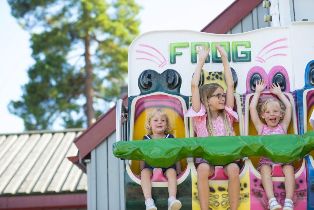Tre jenter i karusell på Tusenfryd, barnas favoritt, utenfor oslo.