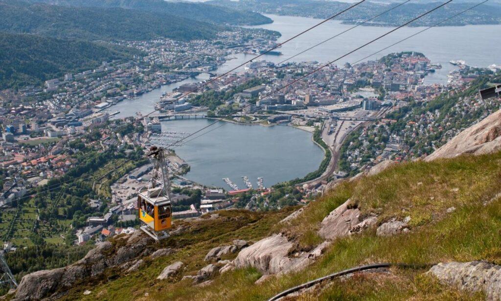 Bilde av Ulriksbanen opp til Ulriken en solskinnsdag i Bergen.