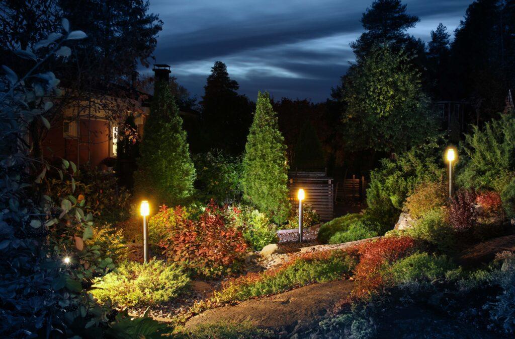 Led-lys som utebelysning i en vakker hage